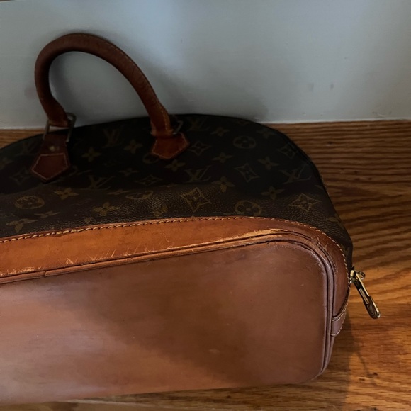 Louis Vuitton Alma PM Handbag Monogram - Picture 12 of 15